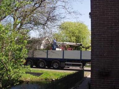 zie het erg smalle paadje naast het huis